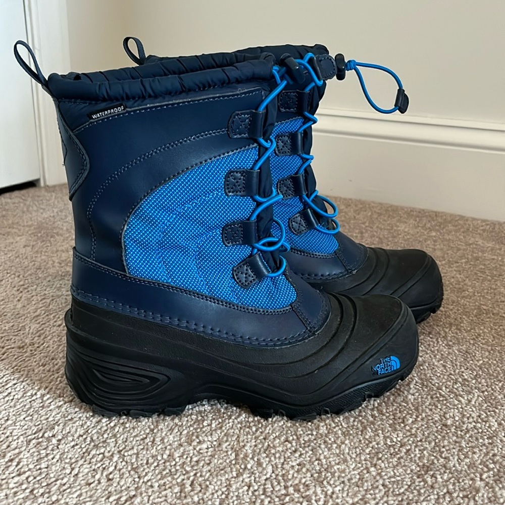 Excellent Condition! The North face kids winter boots. Size 4